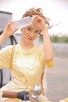 年轻的女老师在线